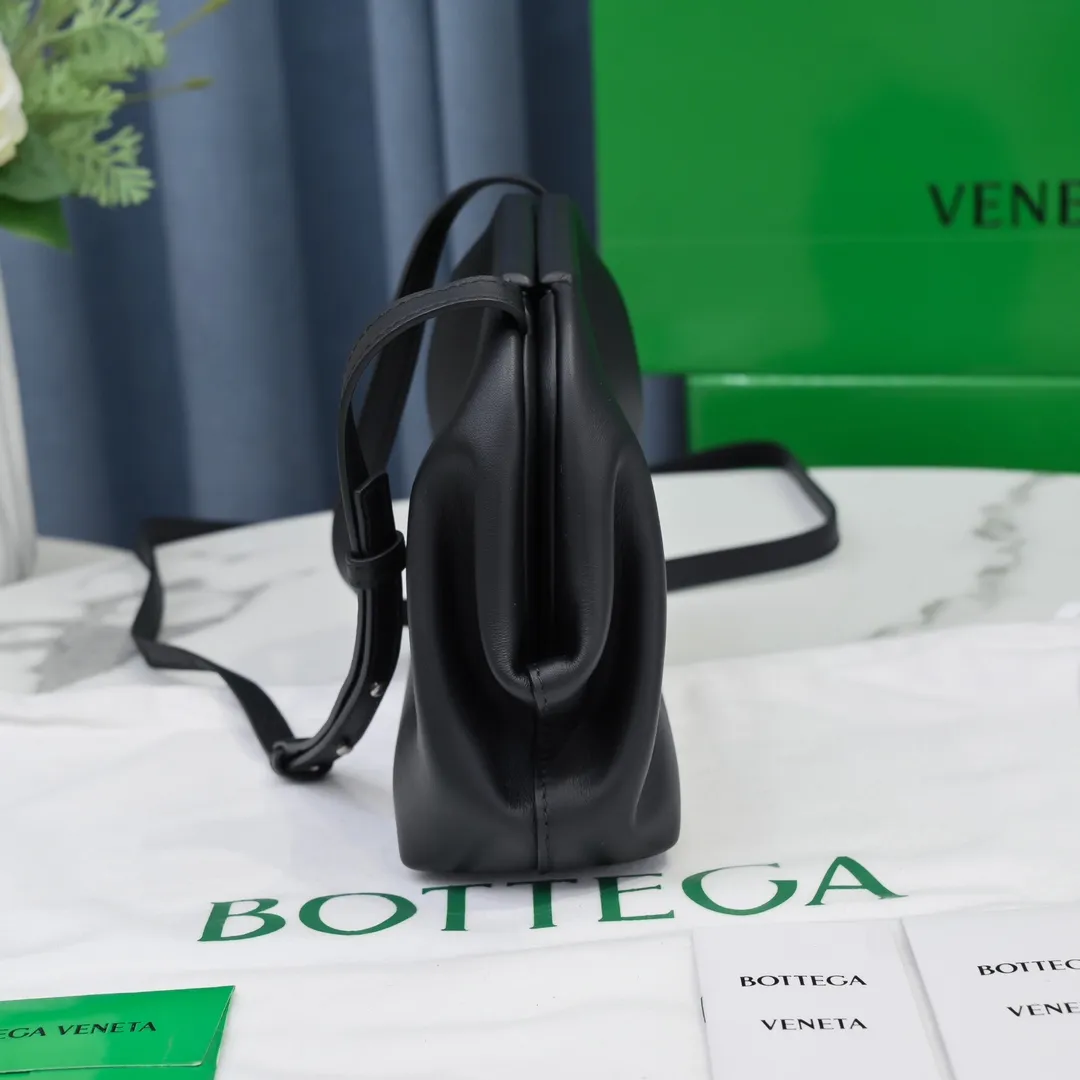 BV 🔥 Hot style is coming🔥 New spring and summer THE TRIANGLE🔺A triangular buckle and a long shoulder strap can meet the daily diagonal wear and show a lazy feeling. It is full of high-end and will win the hearts of girls~ New style for spring and summer, V-shaped handle design~ Simple and cold wind has always been popular~ This mini triangle bag size: 24*26*8, model #6908